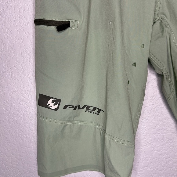 Leatt x Pivot Cycles Limited Edition Men’s Cycling Shorts Medium - Picture 4 of 13
